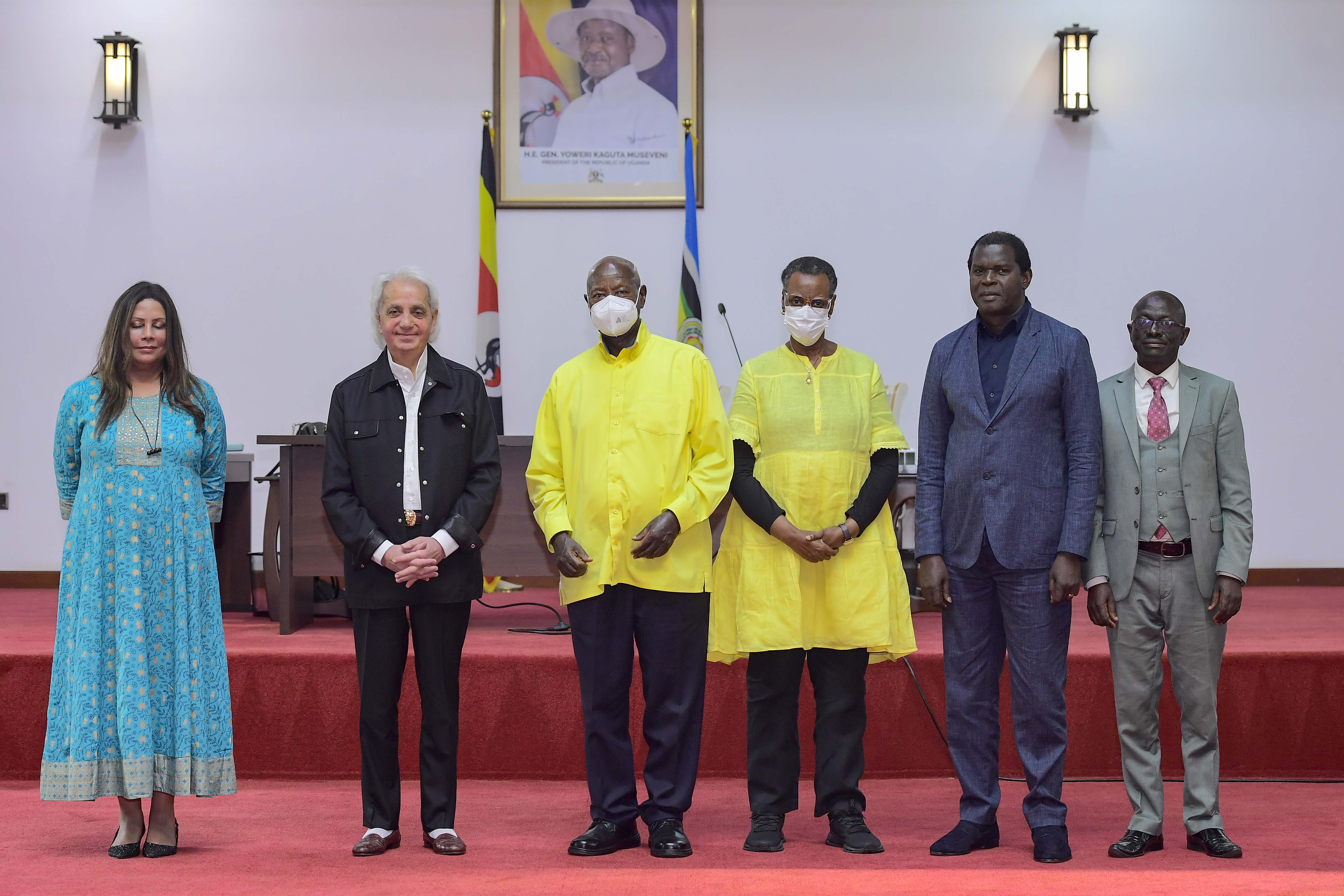 President Museveni hosts Pastor Benny Hinn