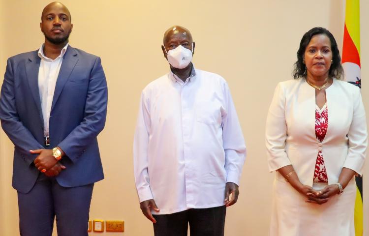 H.E. the President (C), King Oyo (L), Queen Mother (R)